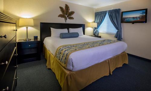 um quarto com uma cama grande num quarto de hotel em Sailport Waterfront Suites em Tampa