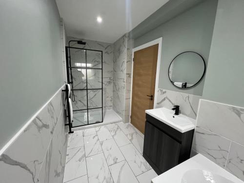 Parkestonにある2 Royal Apartments, Ground Floor,two Bed,Fast Wifiの洗面台と鏡のある白いバスルーム