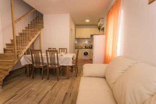 sala de estar con sofá blanco y mesa en Apartments Marin, en Trogir