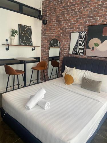 Ένα ή περισσότερα κρεβάτια σε δωμάτιο στο Scarletz suites kLcc by sky Rainbow
