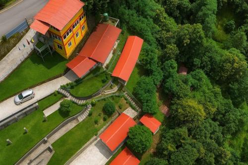 una vista aerea di una casa con tetto rosso di Farm and Forest Resort Shivapuri Village a Thāpāgāon