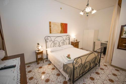 1 dormitorio con 1 cama blanca en una habitación en B&B Il Muro Vecchio, en Giardini Naxos