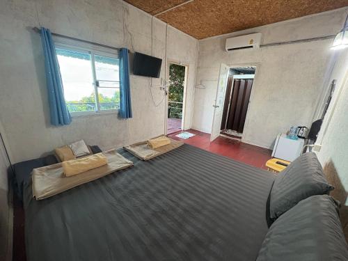 Una sala de estar con dos camas y un televisor. en COOL CAMPING-blue room, 