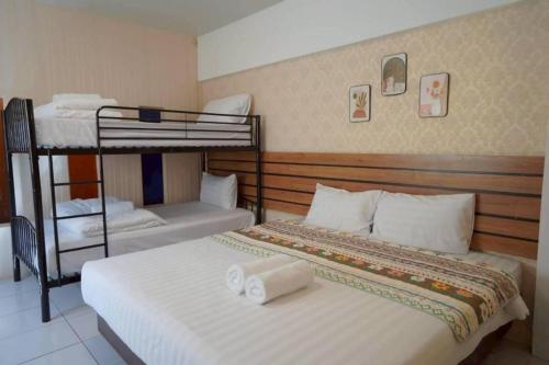 1 Schlafzimmer mit 2 Etagenbetten und Handtüchern auf dem Bett in der Unterkunft Nornnan Hotel in Nan