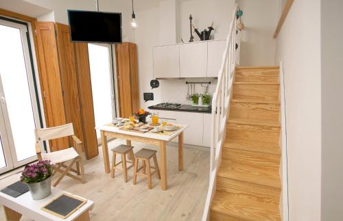 a small kitchen and dining room with a table at Casa da Irene in Nazaré