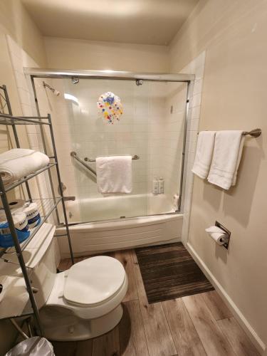 a bathroom with a toilet and a shower with towels at 2Bedroom 1Bathroom 300 Night in San Bruno