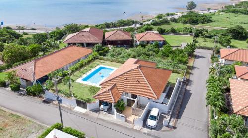 una vista aérea de una casa con piscina en Sommelier Villa ISHIGAKI, en Ishigaki Island