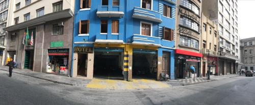 niebieski budynek po stronie ulicy miejskiej w obiekcie hotel Economico da SE w São Paulo