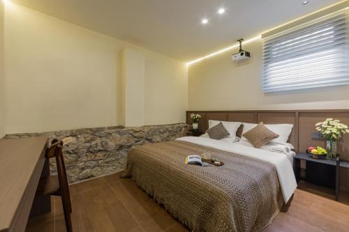 a bedroom with a large bed and a window at Zemulong Inn - Shangri-La, Dukezong Ancient Town, Moonlight Plaza in Shangri-La