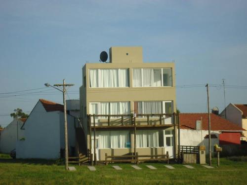 un edificio alto con un balcón en el lateral. en Departamentos Vistalmar San Patricio en Mar del Plata