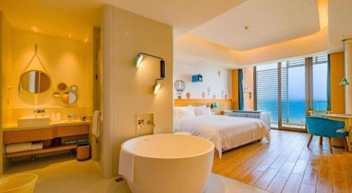 Postel nebo postele na pokoji v ubytování Mangrove Tree Resort World Qingdao