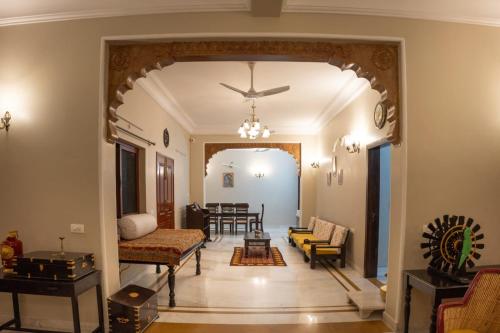 una sala de estar con un sofá y una mesa en The heritage 100, en Jodhpur