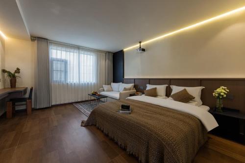 a hotel room with a large bed and a desk at Zemulong Inn - Shangri-La, Dukezong Ancient Town, Moonlight Plaza in Shangri-La