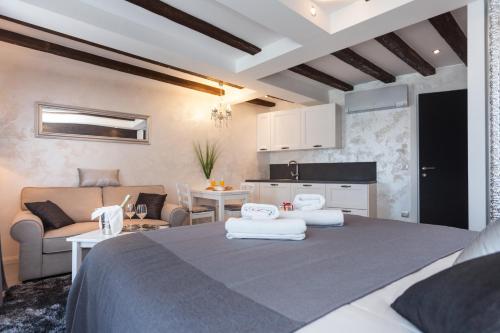 ロヴィニにあるロイヤル アパートメンツのベッドルーム1室(ベッド1台付)、リビングルームが備わります。