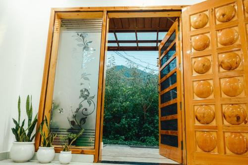 an open door to a room with a window at JM Luxury Homestays in Jawāla Mukhi