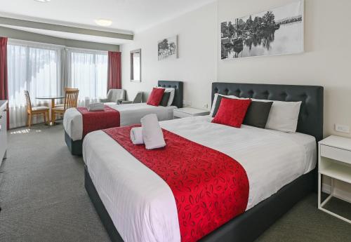 Una cama o camas en una habitación de Eastgate on the Range Motel