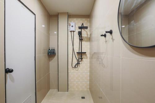 ein Badezimmer mit Dusche und Spiegel in der Unterkunft Wink Hill 1 Penthouse Patong 4 Bedrooms in Patong Beach