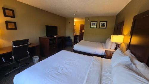 Ένα ή περισσότερα κρεβάτια σε δωμάτιο στο Comfort Inn & Suites Grafton-Cedarburg