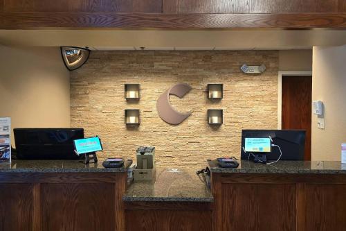 Μια τηλεόραση ή/και κέντρο ψυχαγωγίας στο Comfort Inn & Suites Grafton-Cedarburg