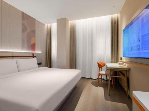 Una cama o camas en una habitación de Home Inns Plus Shanghai Xujiahui Branch