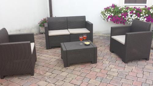 a group of chairs and a table on a patio at Appartamento Acero Rosso in Vicenza
