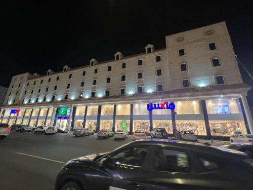 a car parked in front of a building at night at فندق اعلي الثناء - Max Praise Hotel in Yanbu