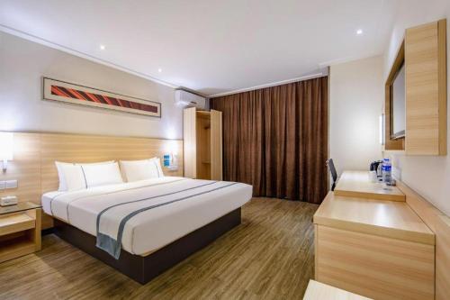 a hotel room with a bed and a desk at City Comfort Inn Beihai RT-Mart High Speed Railway Station in Beihai
