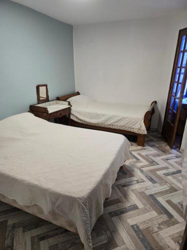 Ένα ή περισσότερα κρεβάτια σε δωμάτιο στο Appartement Gîte d'Etape Vitrolles en Luberon