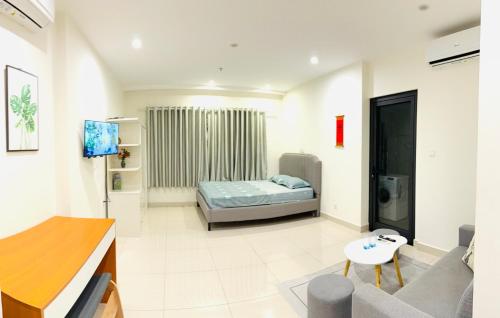 Phú ThúにあるStudio-Luxury-Vinhome Smart City Mỹ Đìnhのベッドとソファのあるリビングルーム