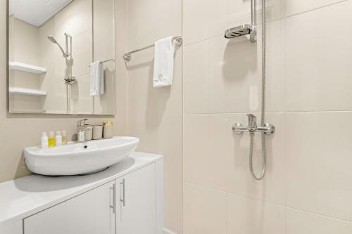 Ένα μπάνιο στο FIRST CLASS VILLA Modern Comfort & Style
