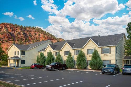 a large building with cars parked in a parking lot at Comfort Inn & Suites Carbondale on the Roaring Fork in Carbondale