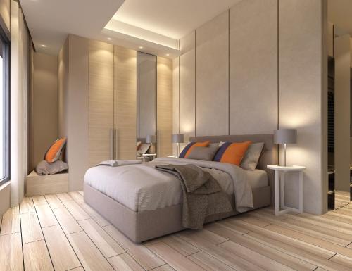 sypialnia z dużym łóżkiem i drewnianą podłogą w obiekcie Twister Apartments w Budvie