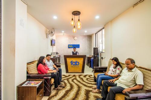 un grupo de personas sentadas en una sala de espera en FabHotel Pride Inn - Nr TCS Deccan Park, Hitech City, en Hyderabad