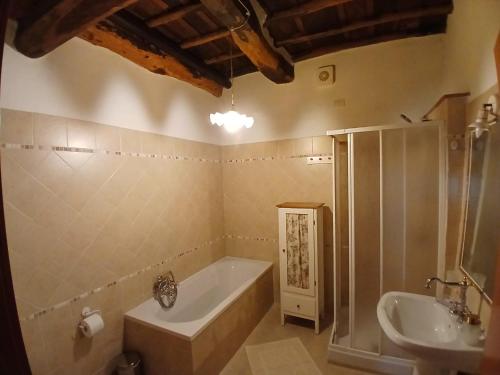 Ένα μπάνιο στο Villa Aquila
