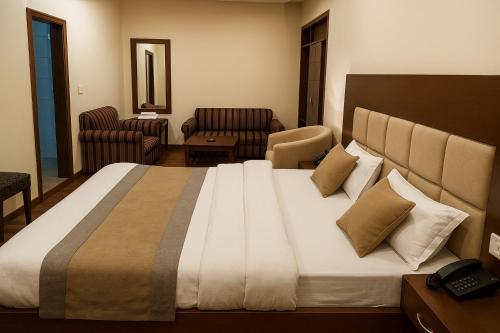 Hotel Samrat On Mall Road with complimentary Parkingにあるベッド