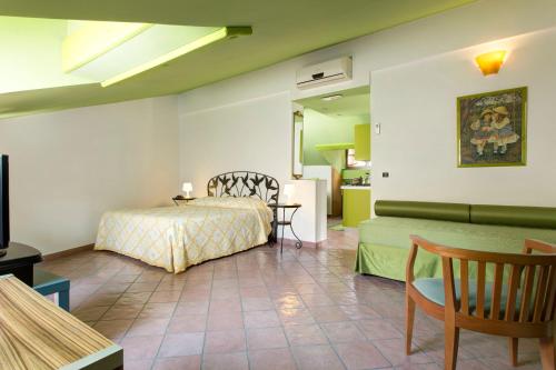 カステッランマーレ・ディ・スタービアにあるTetto Fioritoのベッドルーム1室(ベッド1台、テーブル、ソファ付)