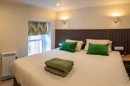 Ένα ή περισσότερα κρεβάτια σε δωμάτιο στο Modern Plymouth Stay Near Barbican & City Centre Ideal Accommodation for Families, Contractors or Corporate