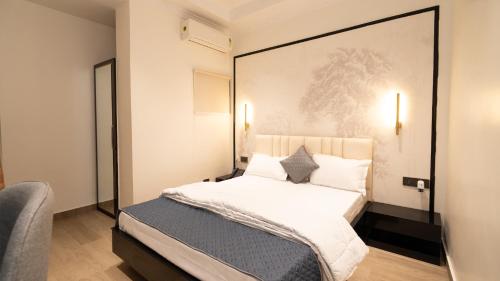 1 dormitorio con 1 cama con cabecero grande en Hotel Kuber, en Guwahati