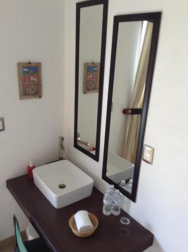 a bathroom with a sink and a mirror at Villas de Brisas in Cuernavaca