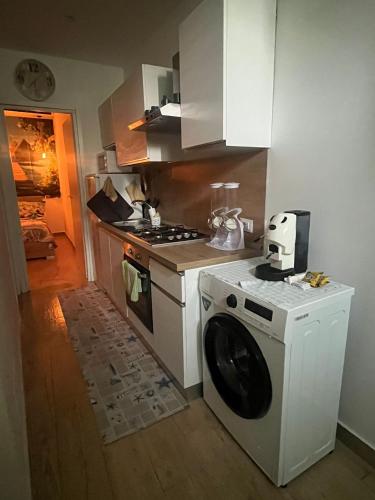 a kitchen with a washing machine and a stove at Casa mattya in Palermo
