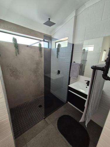 a bathroom with a shower and a sink at Die Kantoor in Upington