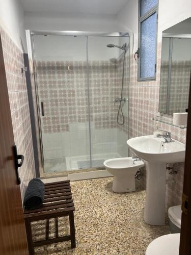Ένα μπάνιο στο Jacaranda C Vitalba Apartments
