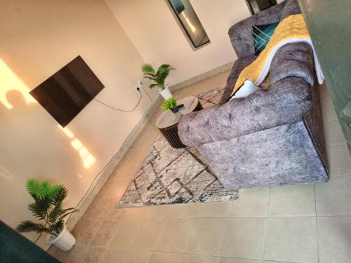 een bovenaanzicht van een woonkamer met een bank bij Lakesong Haven BNB, Naivasha, Kenya in Naivasha