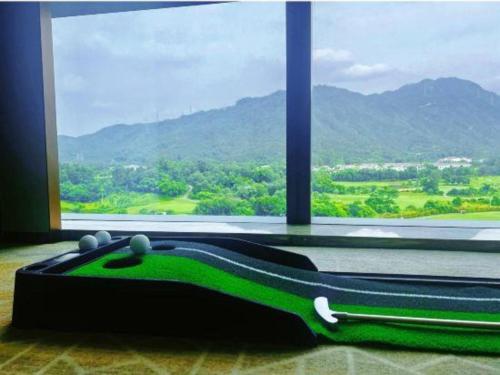 a skateboard laying on the floor in front of a window at Zhuhai Hongsanyi Hotel in Zhuhai