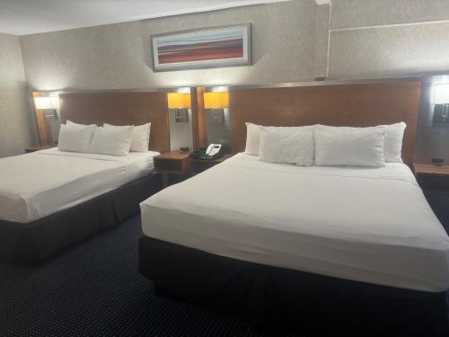 Postel nebo postele na pokoji v ubytování Hiltop Hotel