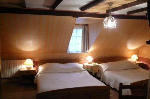 um quarto com 2 camas, 2 candeeiros e uma janela em Hotel Henri IV em Saint-Valéry-en-Caux
