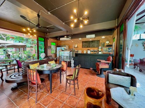 Restaurace v ubytování เรือนไทยพราวพิมาน Proudpiman Thai Heritage House