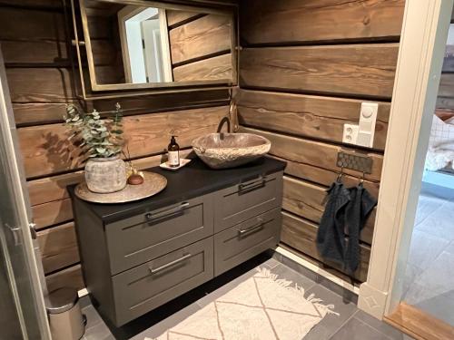 un bagno con lavandino e specchio di Ornenipa Lodge - stor flott hytte med 6 sov og 2 bad a Gaustablikk