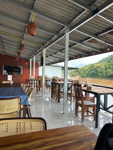 Restaurant o un lloc per menjar a Mekong backpackers 2