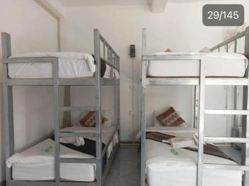 een kamer met 3 stapelbedden bij Mekong backpackers 2 in Pakbeng